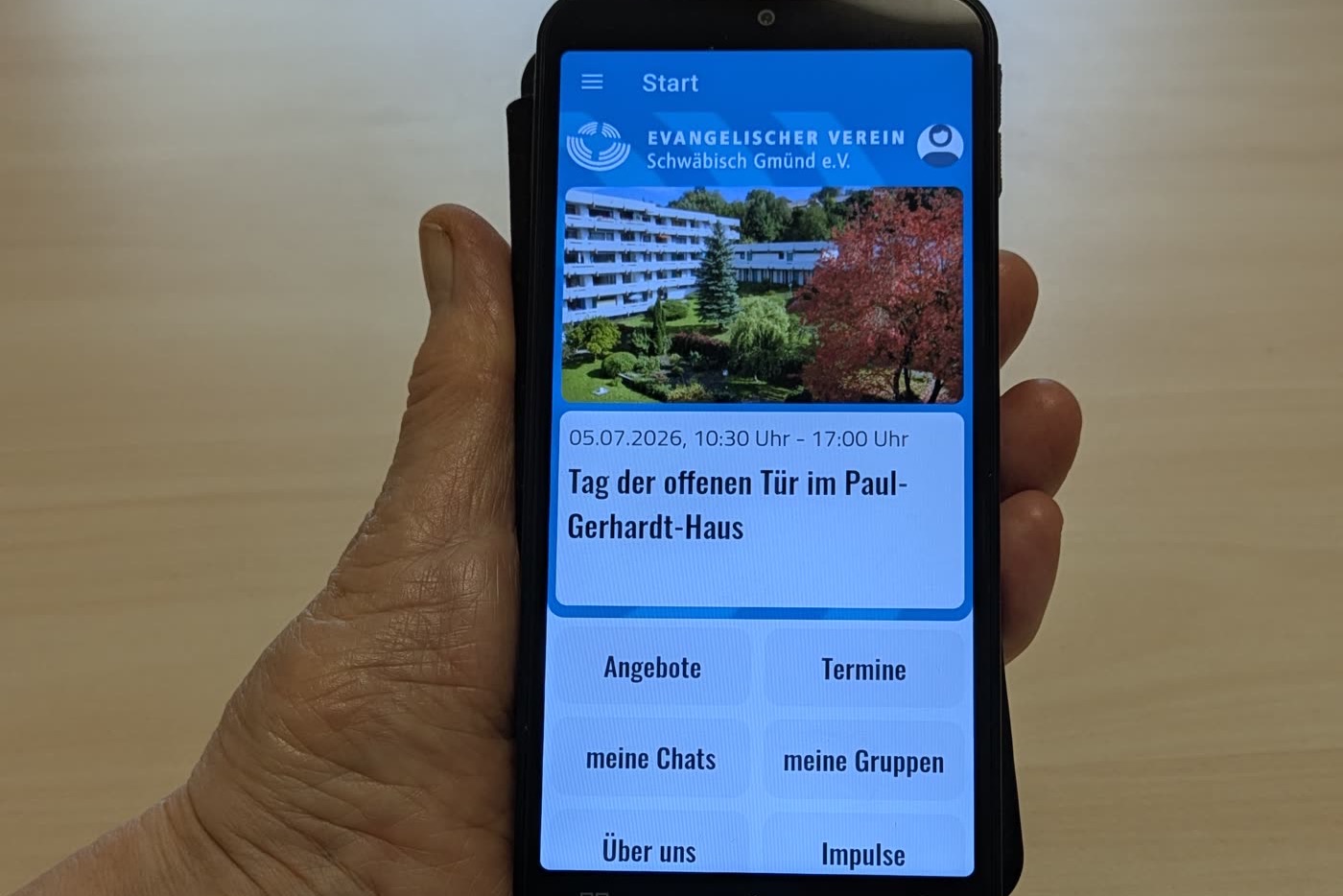 Ein Smartphone mit der geöffneten App des Evangelischen Vereins