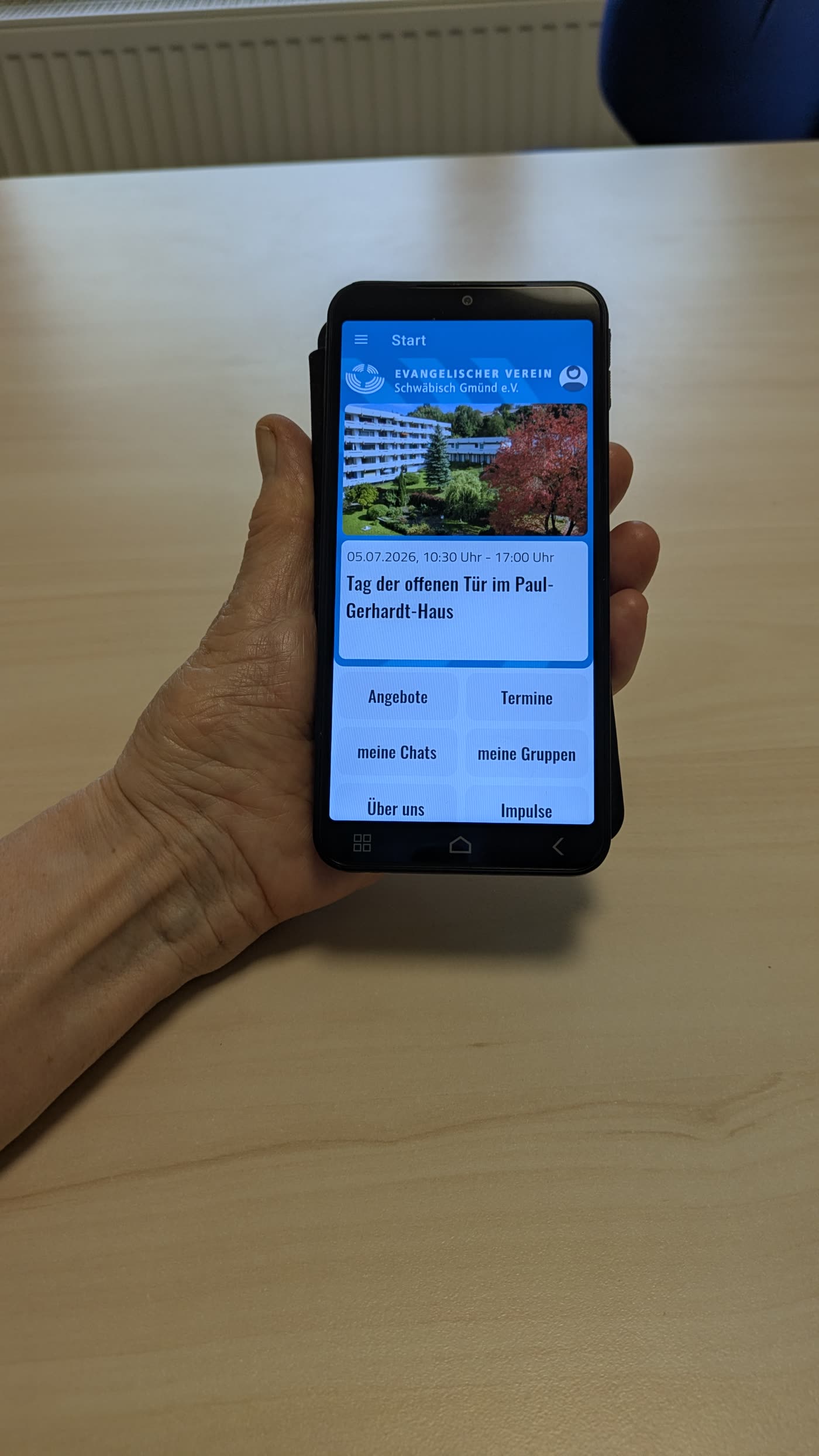 Ein Smartphone mit der geöffneten App des Evangelischen Vereins