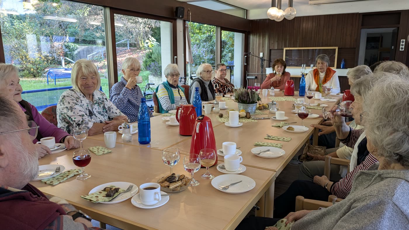Kaffeenachmittag an der langen Tafel im Paul-Gerhardt-Haus