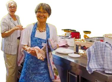 Zwei Bewohnerinnen bereiten gemeinsam in der Küche etwas vor