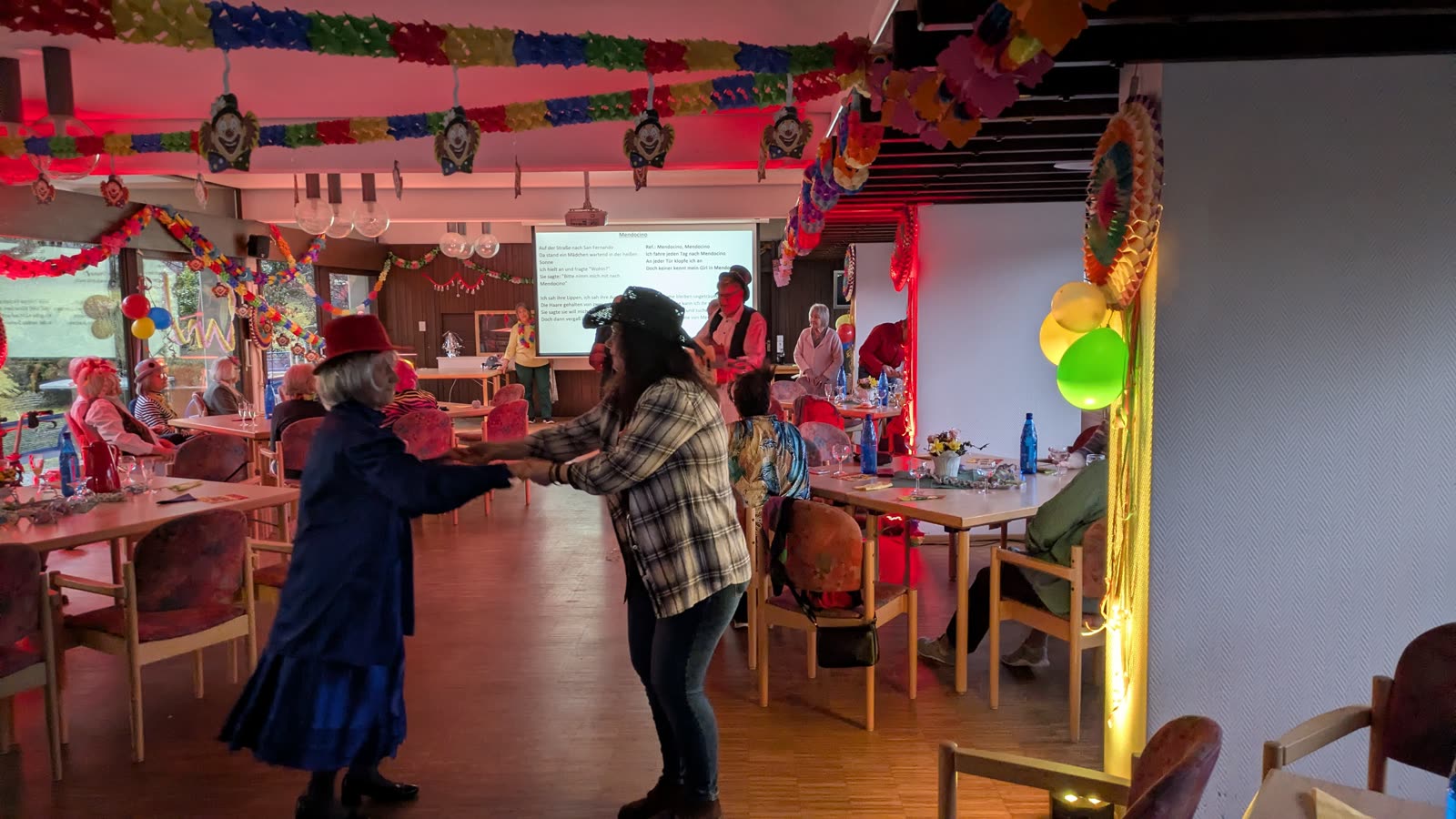 Faschingsfest im geschmückten Saal
