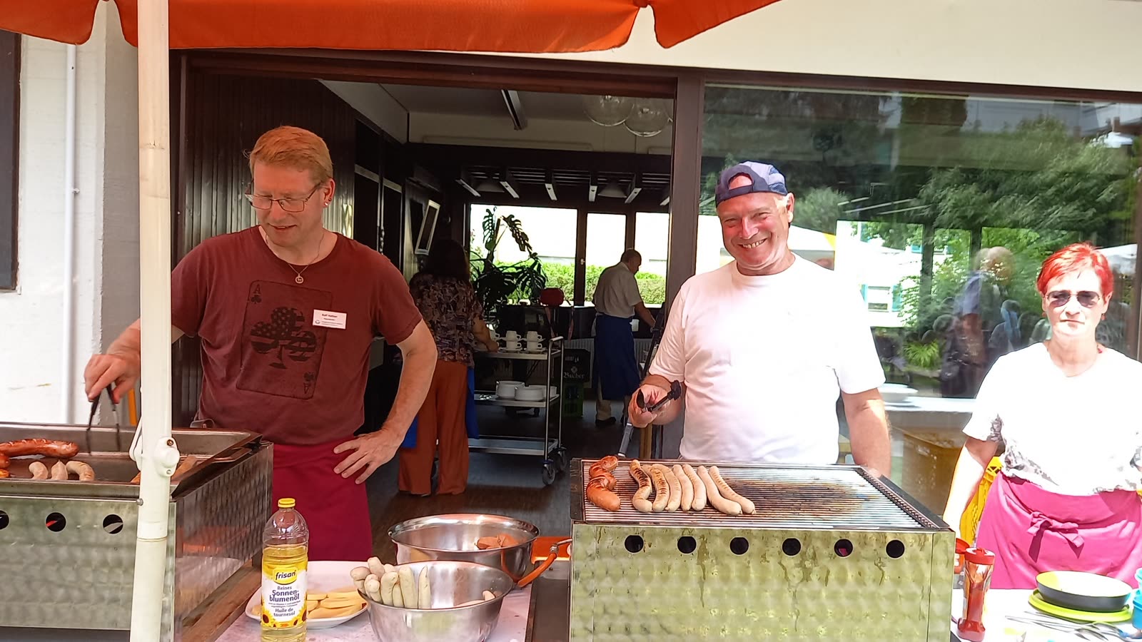 Grillfest vor dem Haus