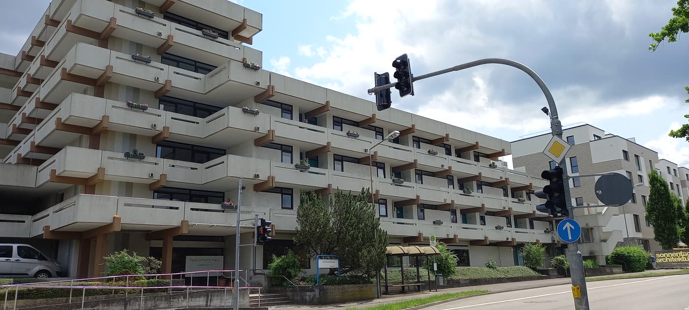 Das Paul-Gerhardt-Haus mit seinen Balkonen von der Straße aus
