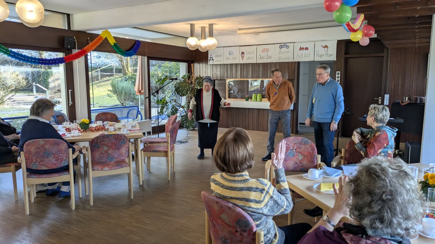 Kaffeenachmittag an festlich gedeckten Tischen