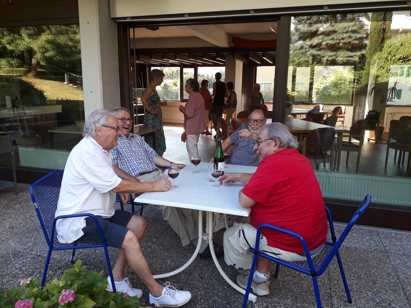 Sommerlicher Treff im Freien vor dem Haus